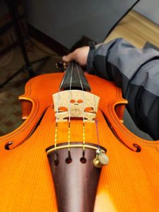 ヴァイオリンのF穴にある製作者のラベルは何ですか?歴史はどのようなものですか？