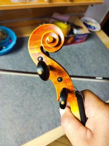 F홀에는 바이올린 제작자의 시그니처 라벨이 새겨지나요?