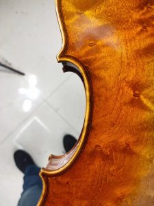 클래식 바이올린 활의 건조 및 제작 과정은 무엇입니까?