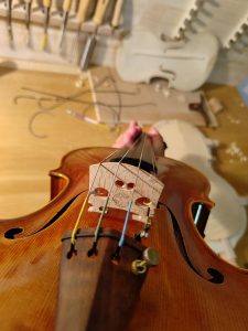 如何清洁保养小提琴弦：日常维护和故障排除